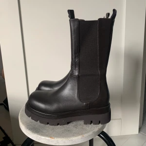 Läderboots NAKD st37 - Läderboots från Nakd storlek 37 Använt 2 gånger, som nya i skicket  Nypris 1245kr - mitt pris 600kr! 