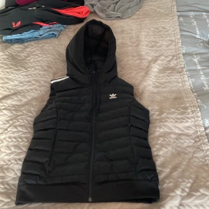 Adidas väst  - Svart fodrad adidas väst 
