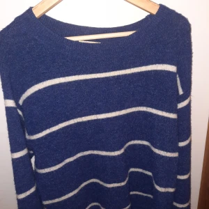 tröja - En fin tjockare tröja, köpt på h&m. Använd fåtal gånger så är i fint skick!