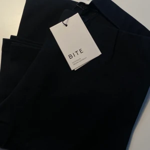 Leggings från Bite - Leggings från high fashion märket Bite i Strl L. Helt oanvända. Långa ben och slits nedtill. Nypris 2000kr