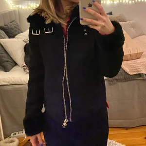 Vinterjacka - Säljer en skitsnygg svart vinterjacka från Hm! Skönaste och lenaste materialet på insidan 😍 Den är varm och passar nu till höst och vinter!! ❤️