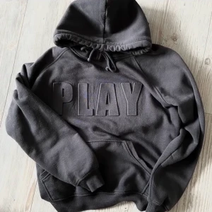PLAY hoodie <3 - Snygg hoodie med texten ”PLAY” från Bikbok! Storlek S men den är lite oversized. Något stygn har gått upp vid fickan men det kan lätt sys ihop 🖤 Först till kvarn! 