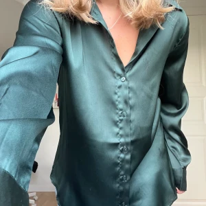 Grön satinskjorta från Pieces - Grön satinskjorta från Pieces! Superfint skick. I storlek S.