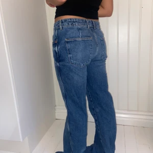 Lågmidjade zara jeans - Ett par helt oanvända lågmidjade zara jeans som är perfekta för dig som är längre än 160cm. Endast testade men tyvärr alldeless för långa för mig och kommer därför inte till användning men super snygga och passar 34-38! Köpare står för frakt🥰