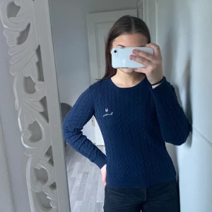 Marinblå kabelstickad tröja - Bra skick, använd ett fåtal gånger