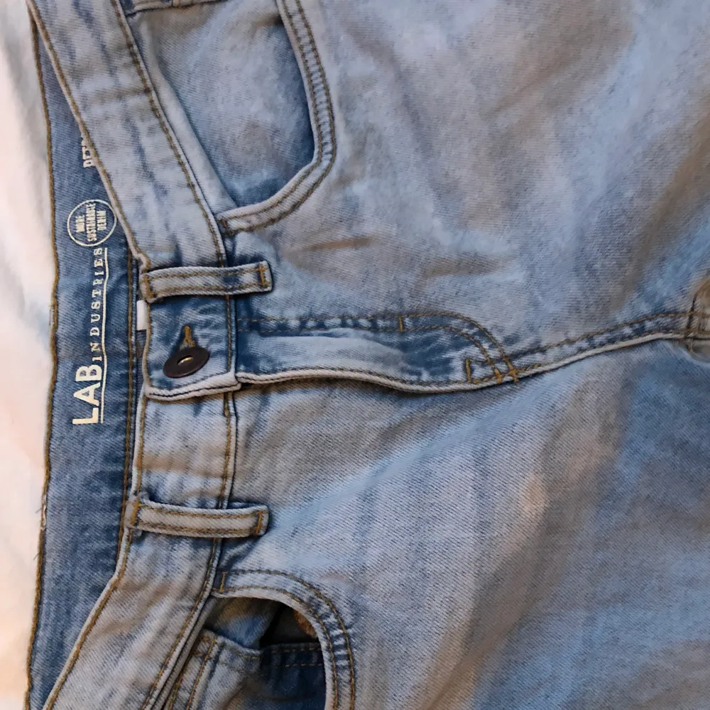 Skit snygga jeans Stockholmsstil säljer för att jag använder aldrig som de kostade 300 men säljer dom för 150. Jeans & Byxor.