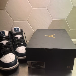 Air Jordan 1 Mid Armory Navy - Hej! Säljer mina Air Jordan 1 Mid Armory Navy i storlek 42.5 som är varsamt använda. Hör av er vid intresse eller om ni har några frågor😁