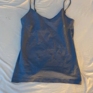 Linne - Säljer ett blått linne som är från lager 157, köpt för några månader sedan, säljer pga att den inte har kommit till användning.