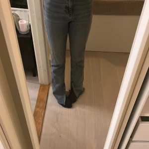 Gina tricot  - Skit snygga ljusblåa jeans från Gina tricot storlek 32 passar perfekt där uppe och utsvängda där nere 