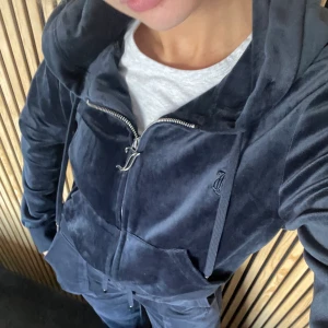 Juicy Couture set - (SÄLJER DIREKT FÖR 1300kr HELA SETTET) stolek m på tröja och s i byxor. Sparsamt använt jätte fint sett, som nytt.  173 cm och  vanligtvis xs/s och detta sitter bra på mig!  Kom med förslag om att köpa det igop som ett sett eller byxa, tröja för sig🧁🧁