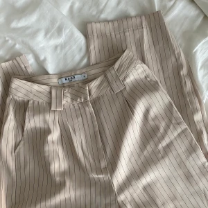 Kostymbyxor  - Storlek 32. Frakt tillkommer