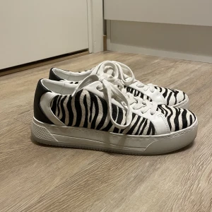 zebra skor  - säljer dessa skor från zara🫶🏻 strl: 36 väldigt sparsamt använda ☺️