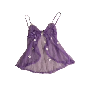 lila topp - jättesöt lila nattlinnestopp med små vita blommor, aldrig använd då den är för liten👩🏻‍🎤🧞💜