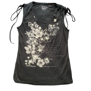 Esprit topp - Ett linne med bredare och justerbara axelband från Esprit. Snyggt blommigt tryck med stenar på. Bärs av mig med xs, står stl L, men den passar snarare stl s/m.  💓💓