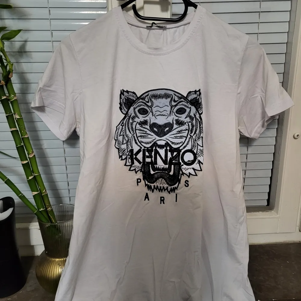 1:1 kopia Säljer 2 vit kenzo T-shirts en svart ich en vit båda kostar 400 men om du vill endast köpa en så kostar det 250. Dem funkar för både S och M storleken det är bara att prova. Priset DISKUTERA  S ALDRIG . T-shirts.