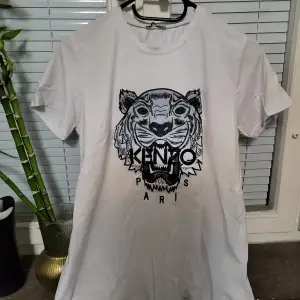 1:1 kopia Säljer 2 vit kenzo T-shirts en svart ich en vit båda kostar 400 men om du vill endast köpa en så kostar det 250. Dem funkar för både S och M storleken det är bara att prova. Priset DISKUTERA  S ALDRIG 
