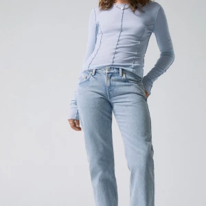 Jeans - lågmidjade jeans från weekday, varsamt använda utan några skador