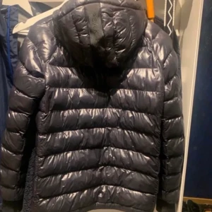 Peakperformance jacka i bra skick  - Säljer denna peakperformance jackan i cond 8/10 alltså forfarande mycket gott skick, säljer pga blivit för liten, nypris ca 2000