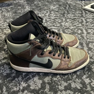 sb dunk high - sb dunk high baroque brown, storlek 44.  Skick 7/10