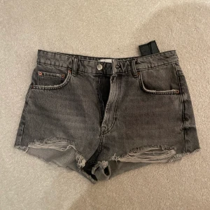 Zara Mid Rise shorts! - Gråa shorts från zara i storlek 40. Små i storleken så om man vill att de ska sitta lite löst och åka med lite på höfterna så passar dessa någon som brukar ha 38💙 Midjemått 87cm!