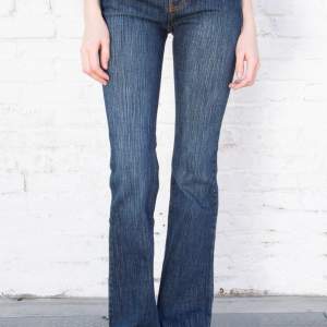 Jätte snygga jeans från Brandy Melville i modellen 90s melody jeans, onesize 