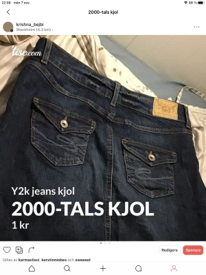 Y2k kjol - 🛑Är osäker på vad jag ska sälja den för så buda på!🛑  En fin jeanskjol köpt i Belgien för nått år sedan. Den är i fint skick! Stretchig! Ger verkligen 2000tals vibes!    Kom privat för bilder eller om du har frågor 💕🤩