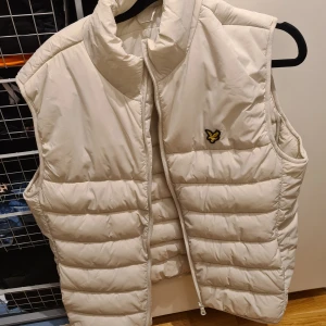 Lyle and scott väst  - Helt ny väst från märket Lyle & Scott Storlek Medium, liten L. 600