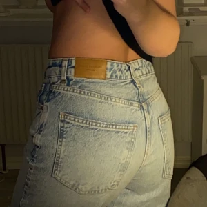 Byxor Gina  - Stolek 36 alltså s men passar en m också parfekt lägnd för mig som är 165 älskar byxorna men dom är förstora för mig bilder kan skickas mer privat hälst att du hämtar upp dom i Borås/Göteborg (ps likadana som på den sista bilden hålen är bara större)