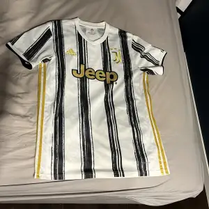 Säljer nu min gamla Juventus tröja från 2020/2021 säsongen då jag har köpt andra den är köpt från team Sportia för 549kr den är storlek M men passar en L den är i mycket bra skick knappt använd då jag har andra pris 200