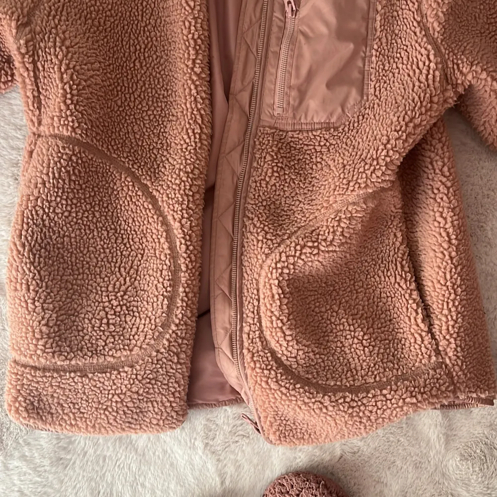 Säljer min varma fleece jacka som är som ny, inga skador, inga fläckar. Köpt för 499kr. . Takit.