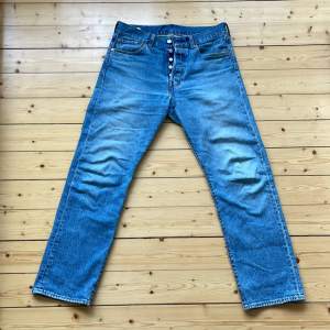 Levi’s 501 jeans, rak passform, sjukt snygg vintage tvätt, storlek 32/30. I väldigt bra skick