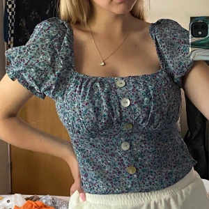 Söt topp - Mycket söt topp från Shein. Blå topp med massa små blommor på. Älskar denna, den passar till allt men inte längre min stil. Knappar längst fram som ”prydnad”.