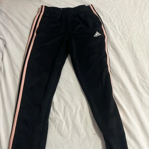 Adidas byxor  - Säljer mina adidas byxor, köpta från Adidas store för några år sedan, säljer pga att dom inte passar mig mer, inga fel eller sådan, är i väldigt bra skick oxå. färgen är rosa & svart