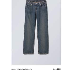 TRYCK EJ KÖP NU! Säljer nu dessa utsålda lågmidjade weekday jeans i färgen Dark Worn blue. Dom är i storlek 25/32. har inga defekter förutom på en bakficka (se bild 3) där något stygn lossnat, men det är ingenting som märks. Nypris 590kr❤️