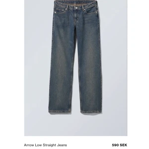Arrow low Straight Jeans - TRYCK EJ KÖP NU! Säljer nu dessa utsålda lågmidjade weekday jeans i färgen Dark Worn blue. Dom är i storlek 25/32. har inga defekter förutom på en bakficka (se bild 3) där något stygn lossnat, men det är ingenting som märks. Nypris 590kr❤️