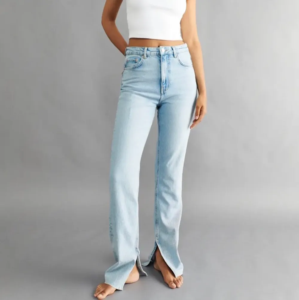 Hödmidjade jeans m slit från Gina, skriv för frågor<3. Jeans & Byxor.