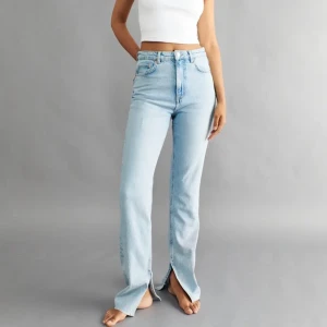 High waist slit jeans - Hödmidjade jeans m slit från Gina, skriv för frågor<3
