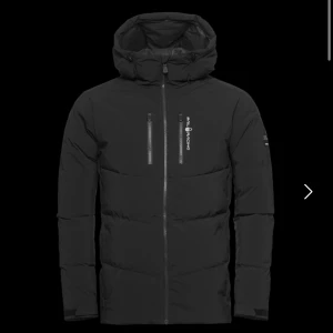 Sail Racing Patrol - En Sail Racing i modellen Patrol, köpt förra året i gott skick som verkligen är värmande med perfekt foder. Är i storleken S men kan passa M! (Herr modell)