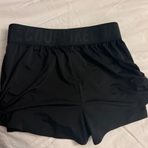 Nike shorts - Jättefina nikeshorts. Är väldigt efterfrågade pågrund av att dom är supersköna. Mycket bra kvalitet.