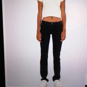 Jeans Stradivarius straight leg - Ett par snygga lågmidjade stradivarius jeans som tyvärr är för stora för mig. Aldrig använda! Jag kan mötas upp eller skicka via postnord💕