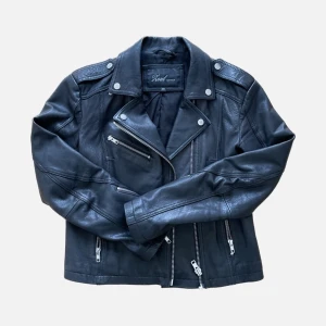 Bikerjacka - Bikerjacka i äkta läder från MQ (Zoul Edition) i strl 38 o fint begagnat skick 🤎 Perfekta höstjackan! 🍁 Fraktas spårbart för 59 kr 💌