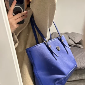 tommy hilfiger väska - tommy hilfiger väska, säljer pga rensar garderoben. Lite sliten runt handtaget
