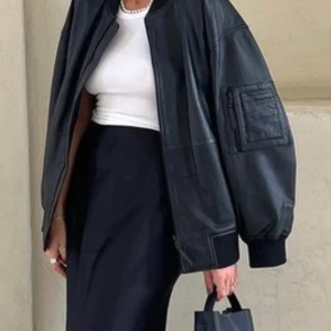 Söker Bomber Skinncaka - Letar efter någon som säljer en liknande jacka! Bomberjacka (ish) med skinn effekt!! Helst oversize (XS-S)