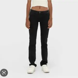 !lånad bild! Jeans från stradivarius som inte längre finns att köpa, använda ca 5 gånger. 200kr + frakt!