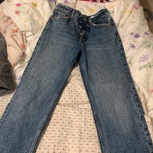 Jätte fina zara jeans i blå. Är i jätte bra skick och har bara använts 1 gång. De är ganska high Waist och små i midjan. Samt ganska korta på mig som är 158cm 