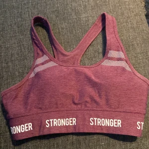 Sporttopp stronger - Sporttopp från stronger i storlek s/xs, sparsamt använd så den är i bra skick. Pris kan diskuteras💗