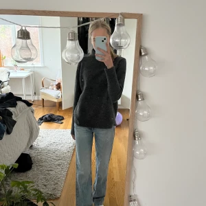 Zara jeans - Zara mid waist jeans, storlek 32, bra skick. Föreslå gärna pris!