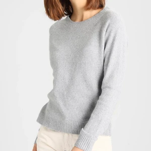 Stickad tröja - Säljer nu min grå stickade tröja då den inte används längre💕kontakta för egna bilder! (Köparen står för frakten)