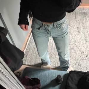 Blåa jeans med slits där nere, storlek 30💕 ifrån Gina tricot💕💕 