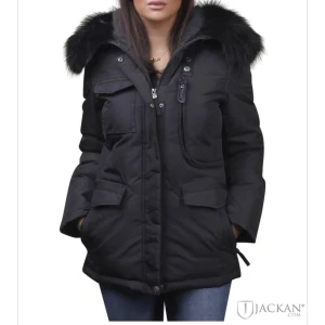 Hollies Livigno Vinterjacka (äkta päls) - Säljer min fina vinterjacka som är köpt för 2 år sen. Den är använd men i jättefint skick, den ser ny ut förutom en pytteliten fläck (svart) längst ner på jackan som knappt syns! Nypris ca 5000kr. Fler bilder finns🫶🏼 Pris kan diskuteras vid snabb affär!🥰 